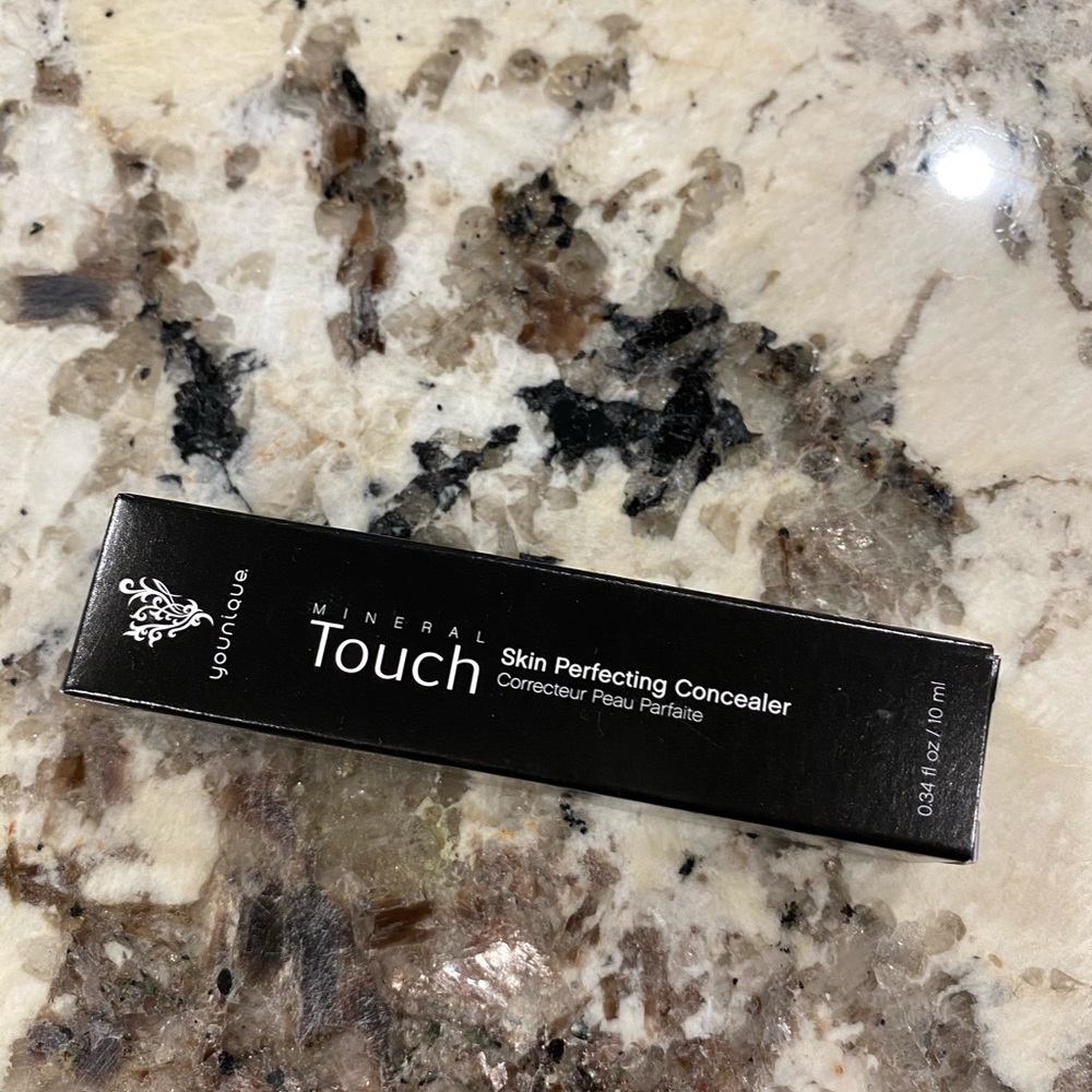 Younique Mineral Skin Perfecting Concealer